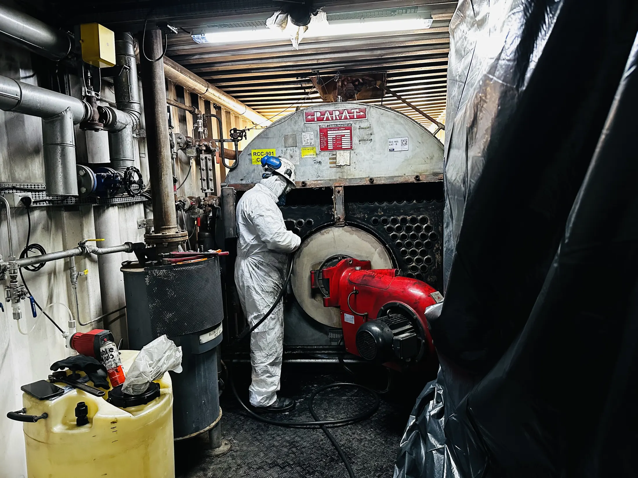 Profissional da ENGNOSE realizando inspeção interna em caldeira industrial