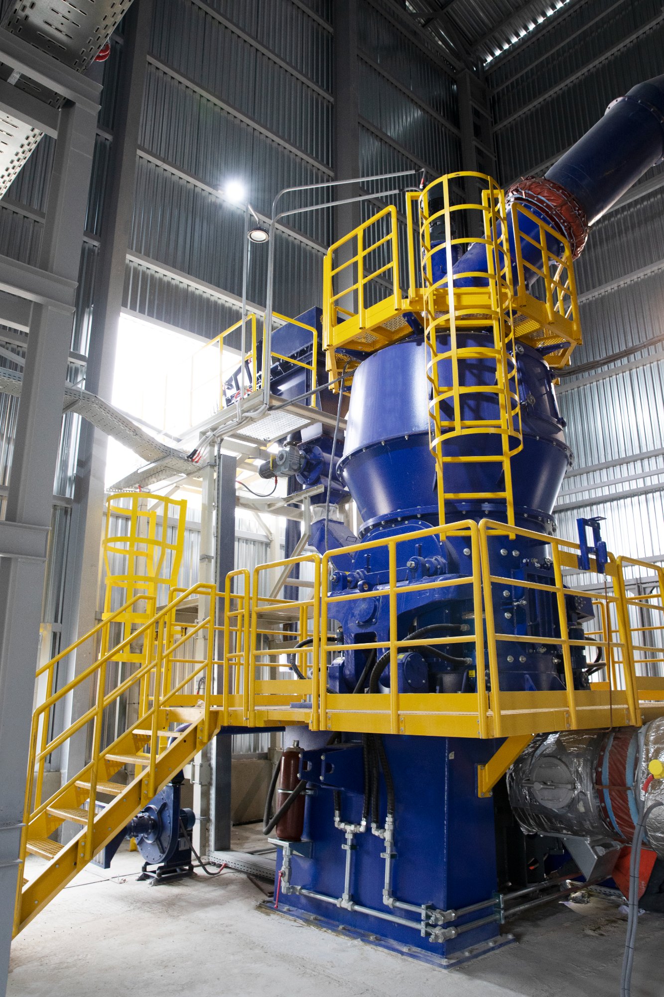 Instalação industrial com equipamentos pressurizados