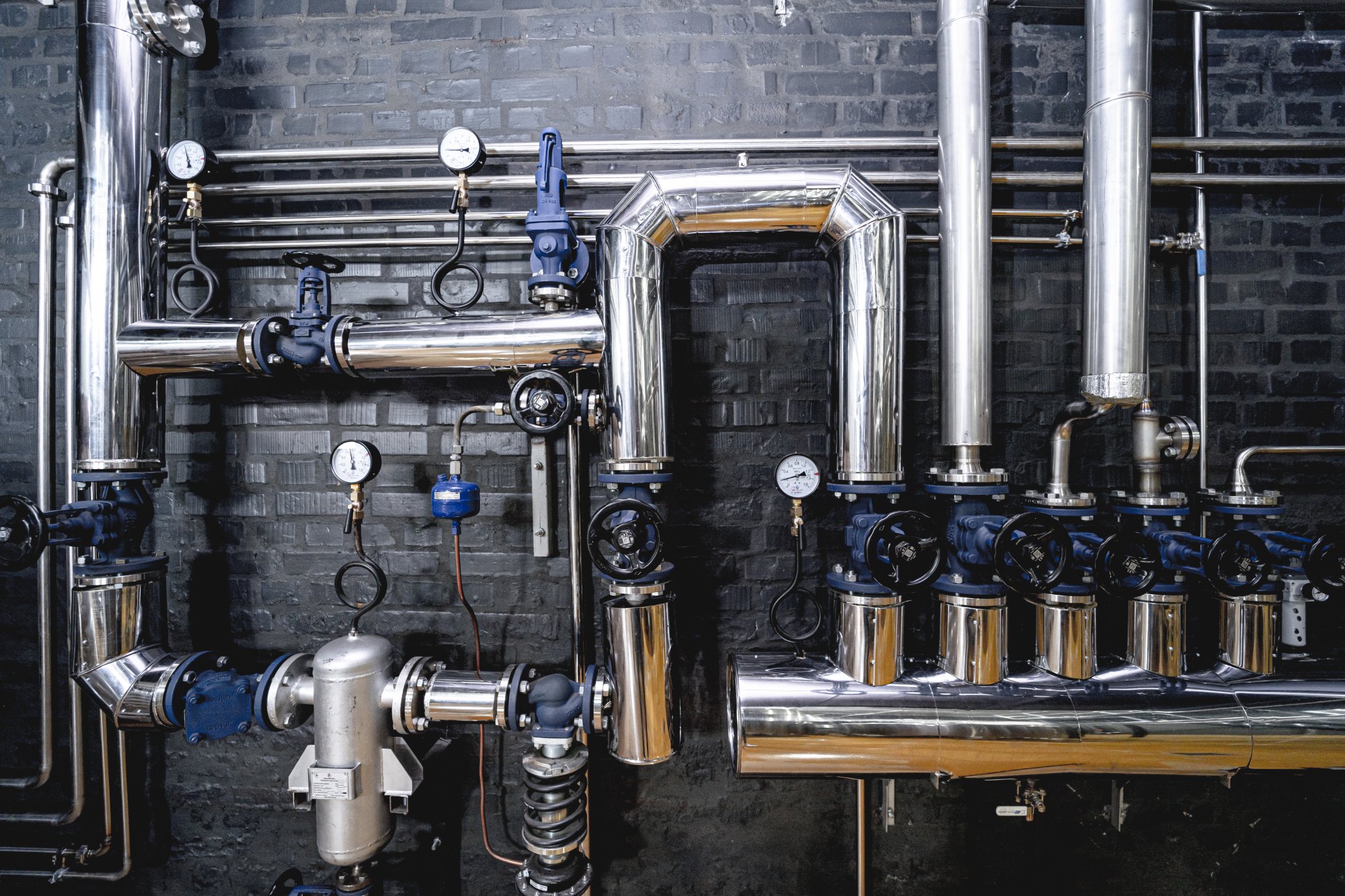 Tubulações metálicas em instalação industrial