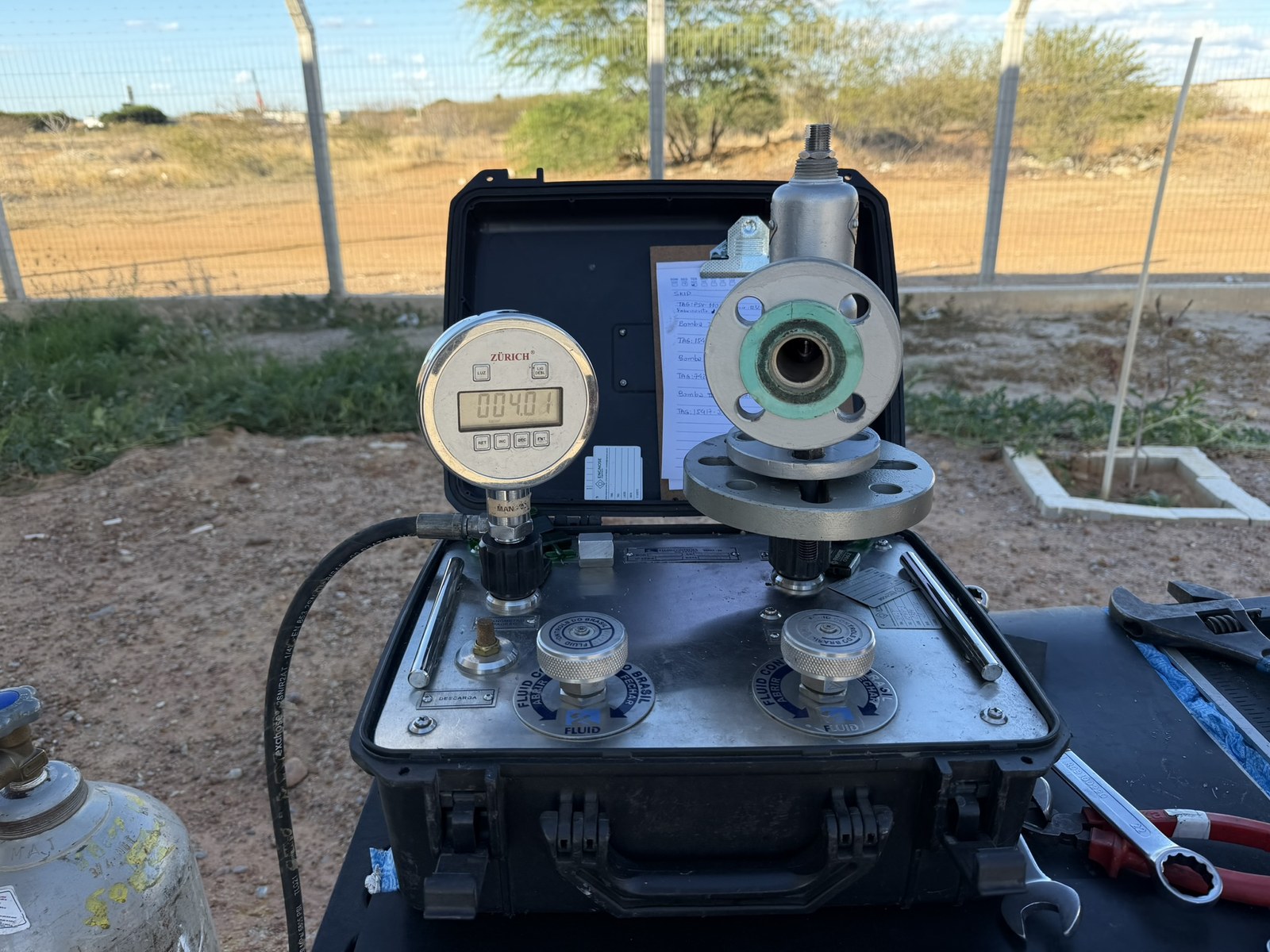 Válvula de segurança montada em equipamento portátil de ensaio